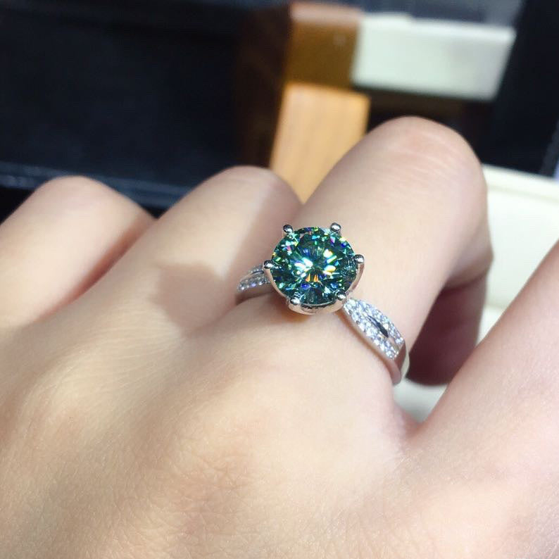 Emerald Glow Adjustable Ring – Bague Ajustable en Moissanite Verte