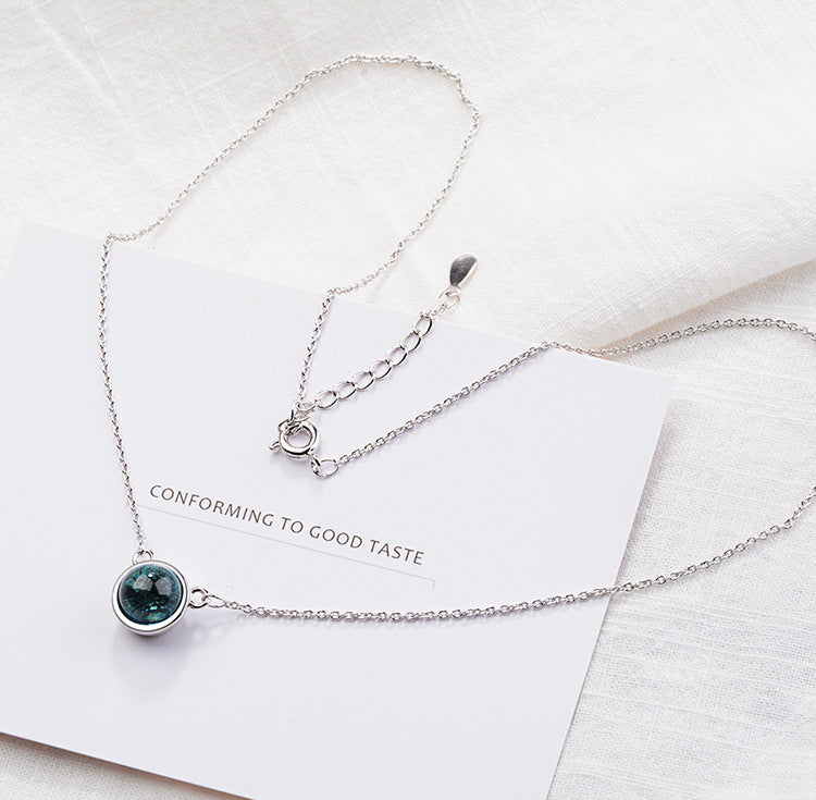 Crystal Sky Pendant Necklace – Collier avec Pendentif Bleu Clair