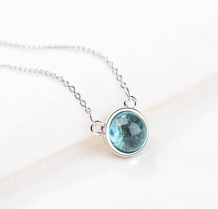 Crystal Sky Pendant Necklace – Collier avec Pendentif Bleu Clair